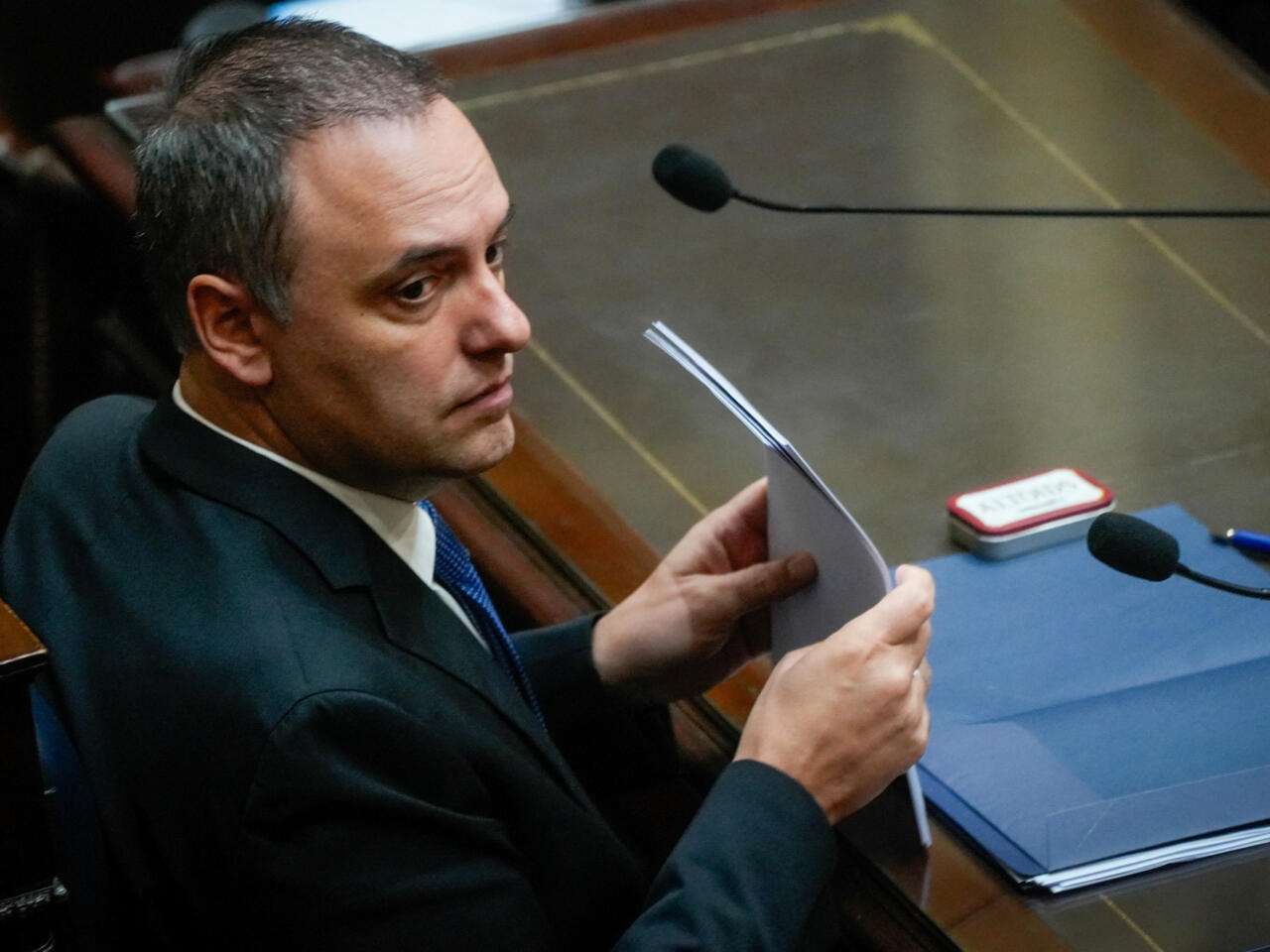 Piden declaración de bienes a jefe de Gabinete de Milei empantanado por corrupción