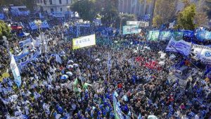 CGT marchó en Argentina con amenaza latente de otro paro nacional