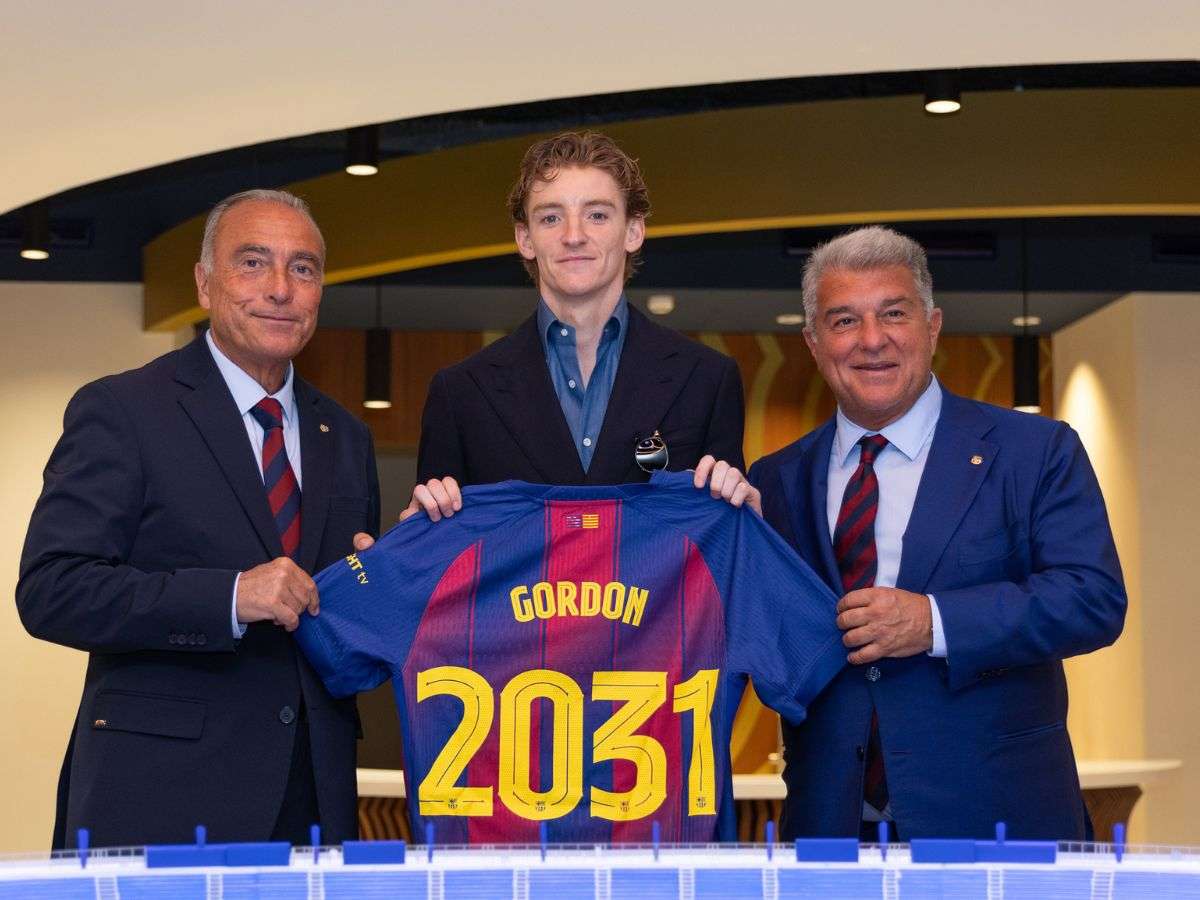 Anthony Gordon fue presentado en el Barcelona