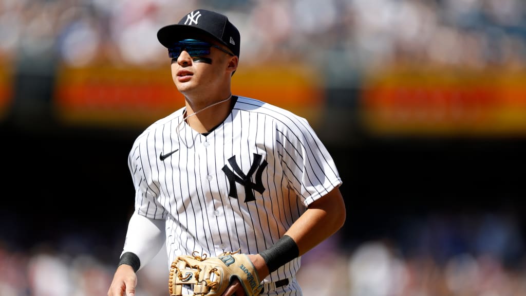 Los Yankees activan a Volpe por dedo fracturado de Caballero