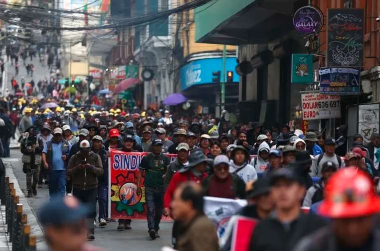 Bolivia llega a noveno día de huelga general contra gestión de Rodrigo Paz