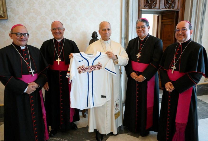 Directiva de la CEV regala al Papa León XIV la camiseta de los campeones del Clásico Mundial