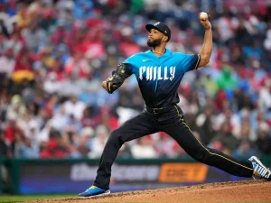Cristopher Sánchez extiende racha sin permitir carreras
