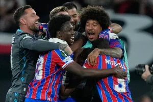 Crystal Palace alza el trofeo de la Conference League al vencer al Rayo Vallecano 1-0