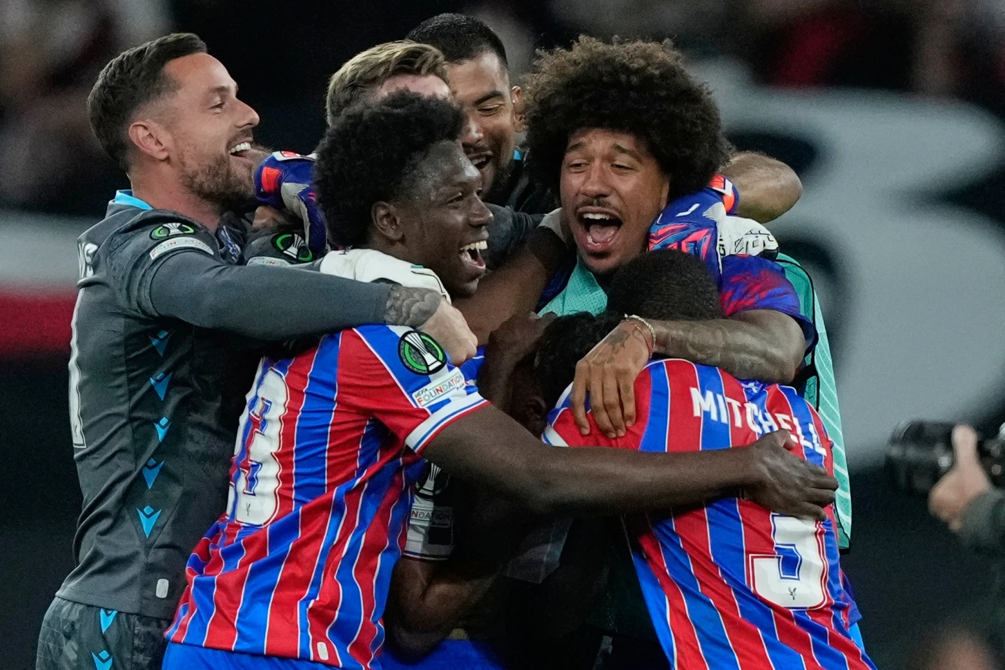 Crystal Palace alza el trofeo de la Conference League al vencer al Rayo Vallecano 1-0
