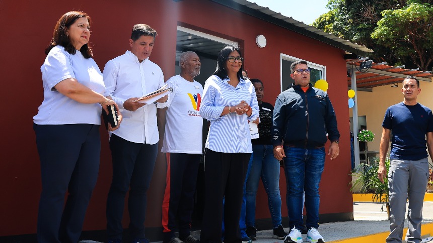 Delcy Rodríguez ordena tomar fondos que están desbloqueando del FMI para 'culminar viviendas'