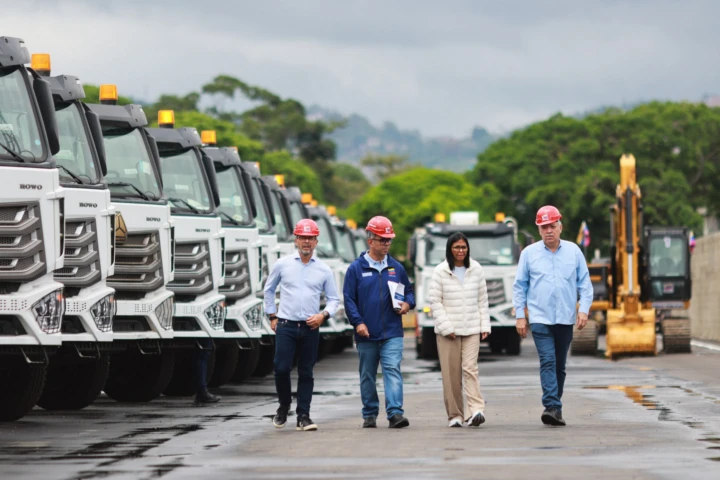 Gobierno Nacional entregó flota de camiones y maquinaria para reforzar servicios públicos