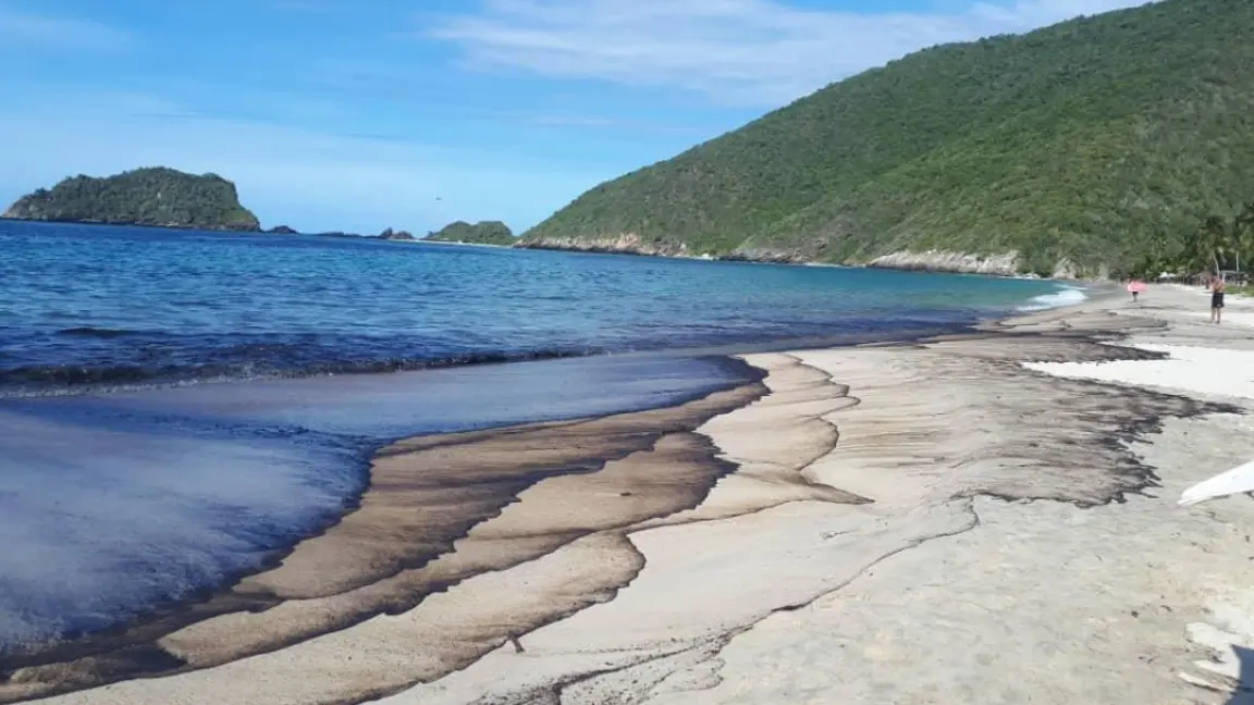 Activan protocolos de mitigación por derrame petrolero en costas orientales