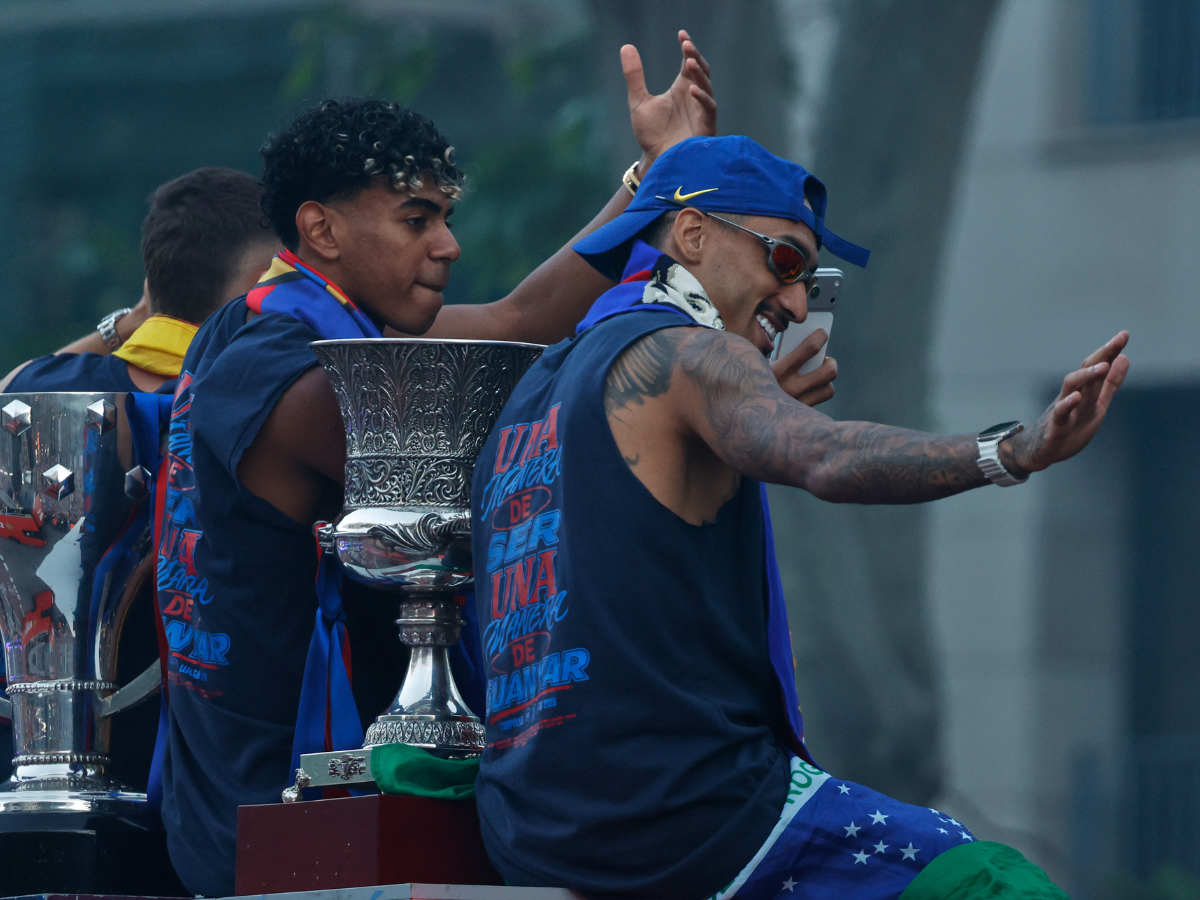 Lamine Yamal apunta a la Champions celebrando LaLiga