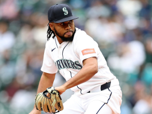 Eduard Bazardo mantiene jerarquía en el bullpen de Seattle