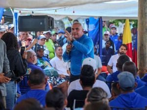 Aragua renueva flota pesquera con entrega de motores en Choroní