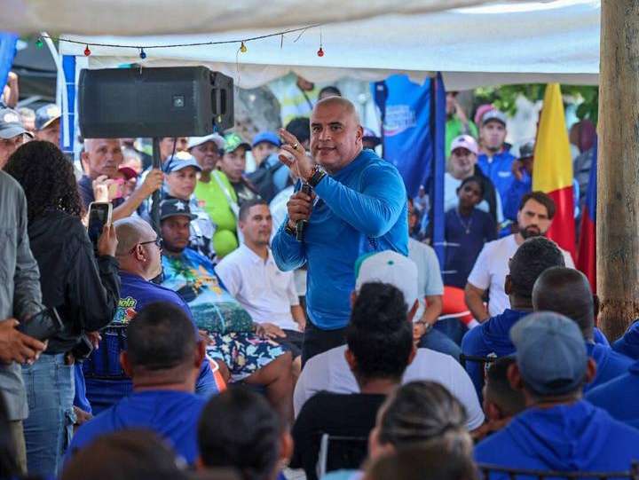 Aragua renueva flota pesquera con entrega de motores en Choroní