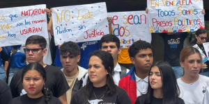 Estudiantes en la UCV protestan por la liberación de los presos políticos