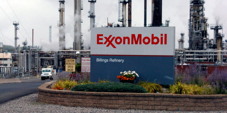 Trump se reúne con representantes de Chevron y ExxonMobil para hablar sobre Venezuela