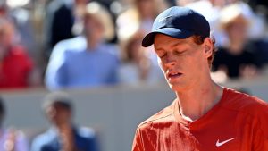 Jannik Sinner cae y se despide prematuramente del torneo