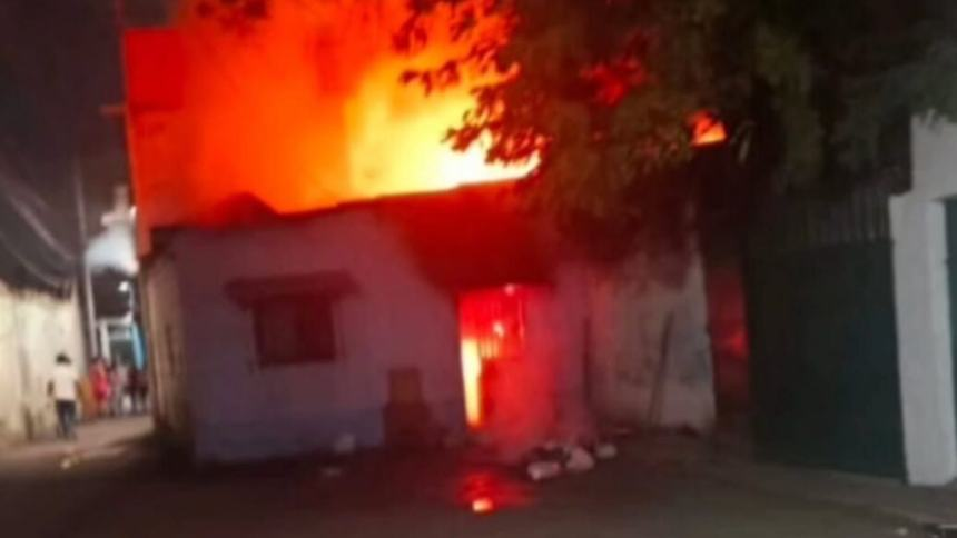 Discutió con su pareja, quemó la casa y dejó a tres niños atrapados