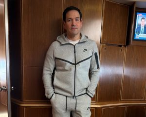 Marco Rubio luce la vestimenta deportiva con la que Nicolás Maduro fue capturado el 3 enero