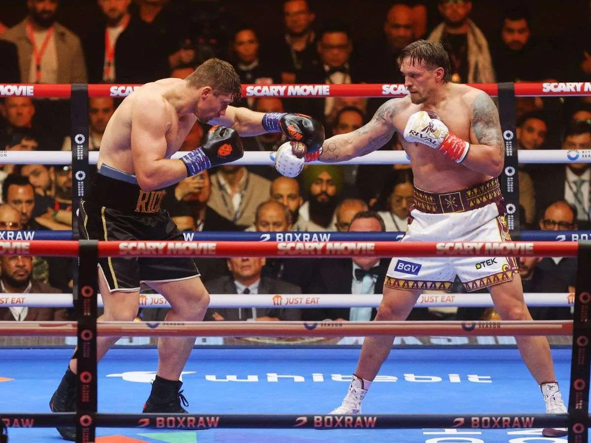 Oleksandr Usyk retuvo sus títulos mundiales