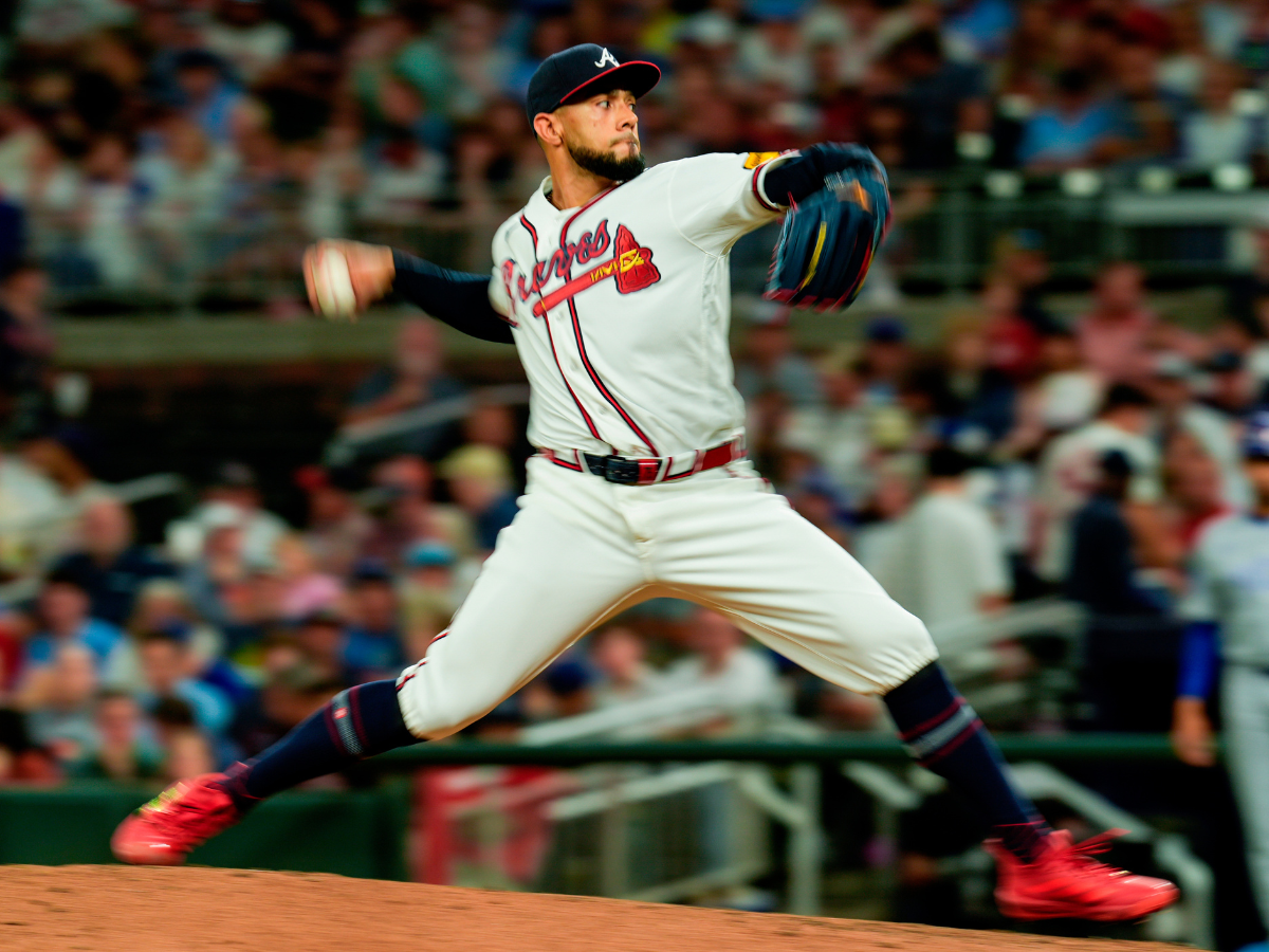 Robert Suárez se adjudica el triunfo en duelo ante los Cachorros