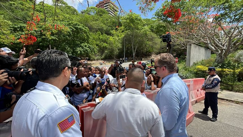 Trabajadores entregaron documento con peticiones ante la Embajada de EEUU