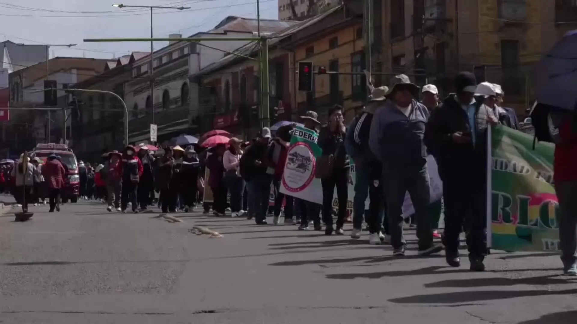 Bolivianos multiplican bloqueos de vías pidiendo la renuncia de Paz