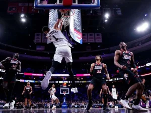 Spurs aplastan a Wolves y se acercan a final del Oeste