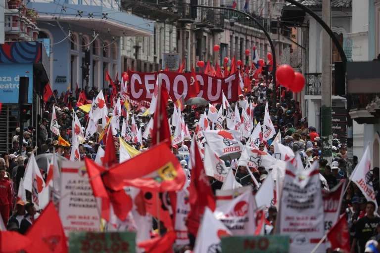 Trabajadores de Ecuador marchan contra las políticas de Daniel Noboa