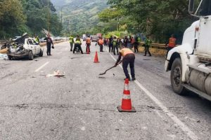 Choque deja mujer muerta y a dos niños heridos
