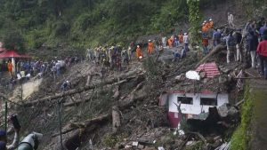 Fuerte tormenta deja más de 100 fallecidos en el norte de la India