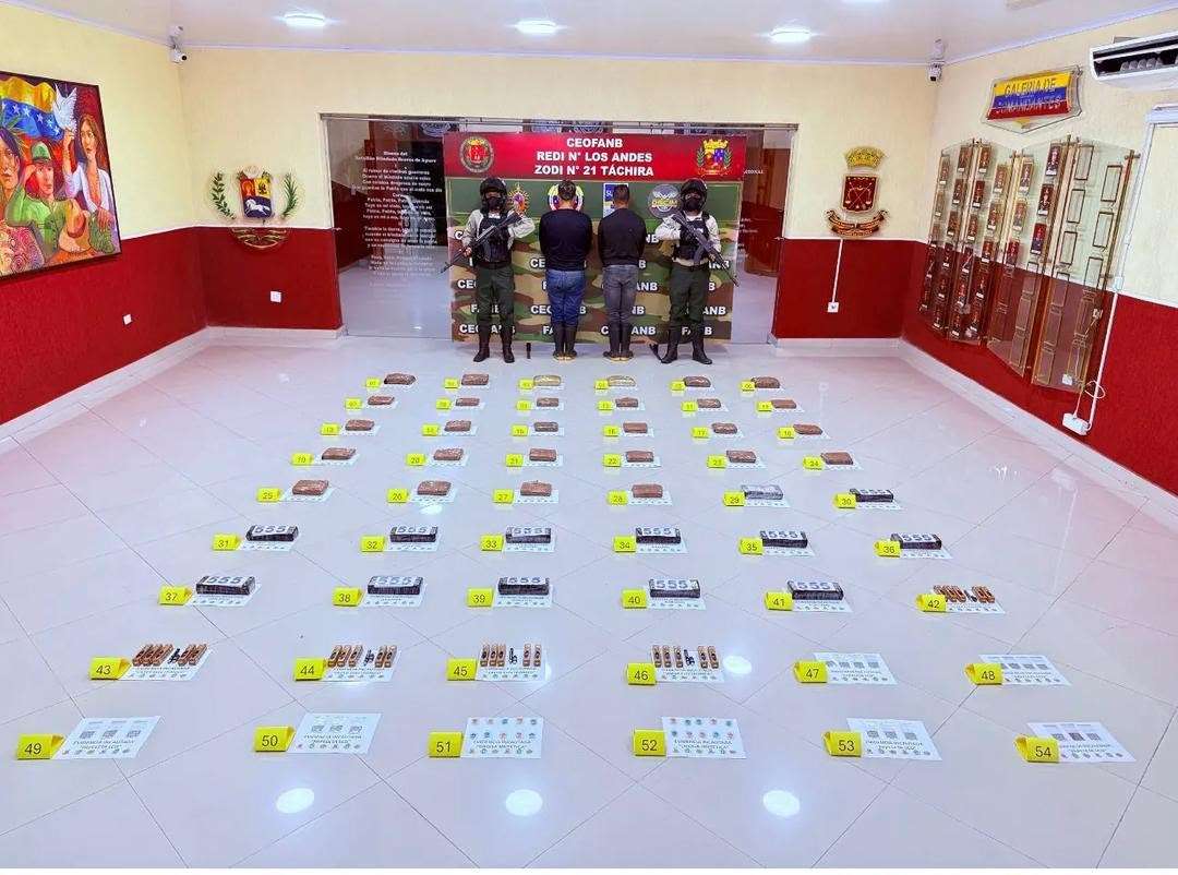 Detuvieron a dos sujetos que portaban 13 panelas de cocaína