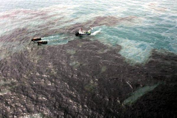 Venezuela despliega más voluntarios para contener derrame de crudo desde Trinidad y Tobago