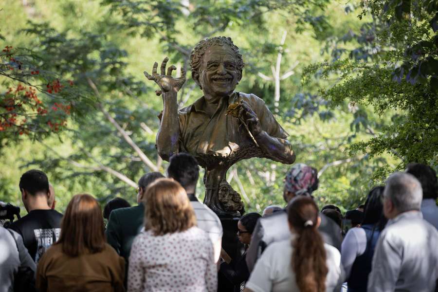 Develan una escultura de Gabriel García Márquez para honrar su legado