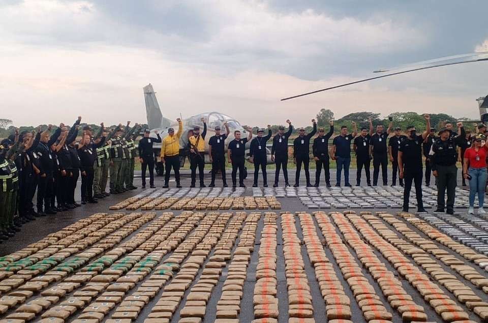 Incautan en campamento 3.5 toneladas de drogas