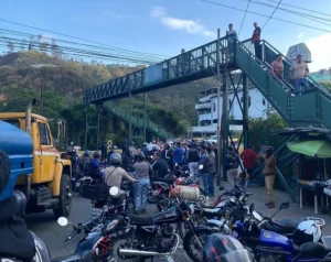 Se cansaron y trancaron la carretera Los Teques-Caracas en protesta por la falta de agua