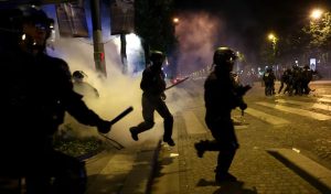 más de 400 detenidos y siete policías heridos