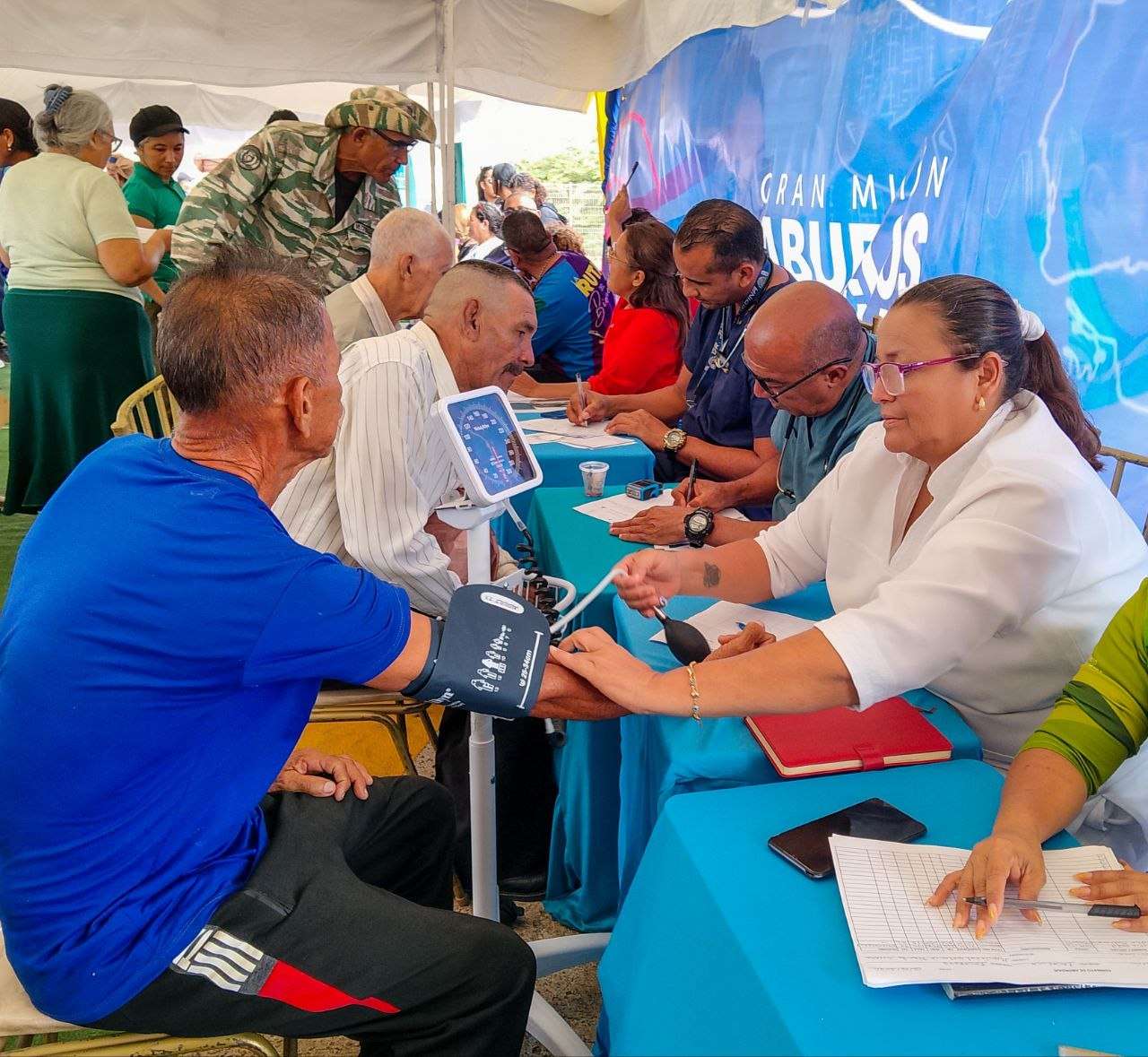 Gobierno de Falcón lleva jornada social integral a Tocópero
