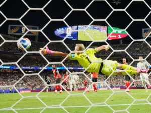 Austria y Argelia pactan empate