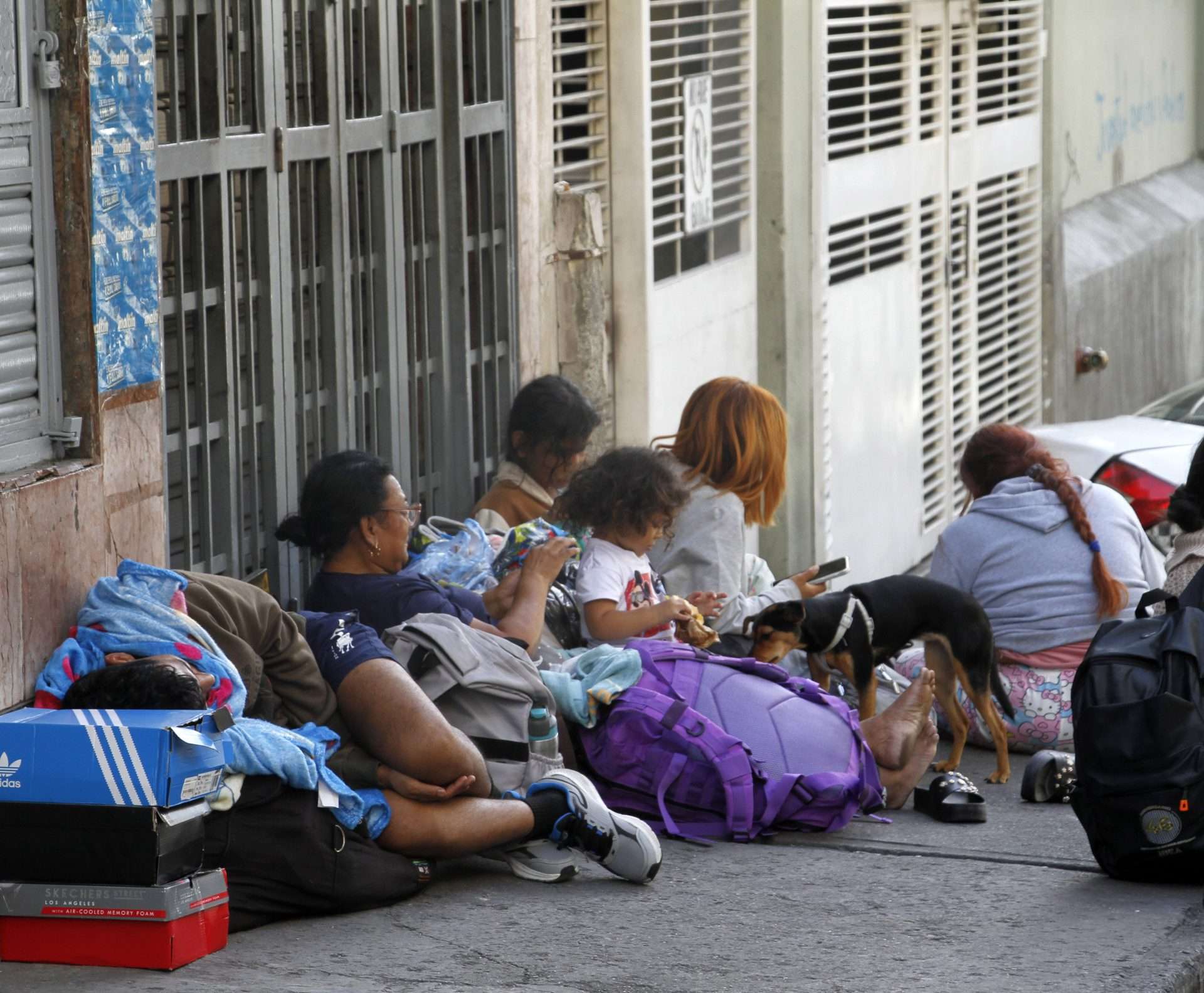 Caracas amaneció en las calles tras fuerte sismo que dejó daños en viviendas