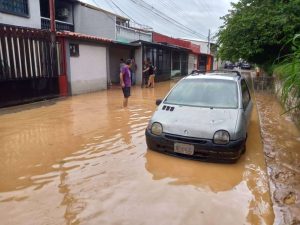 Aguacero en Barinas provoca desbordamiento de drenajes 