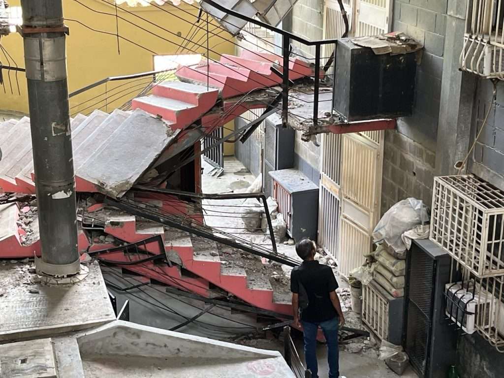 Colapso de escaleras afecta a 85 familias en urbanismo de Guatire tras los sismos