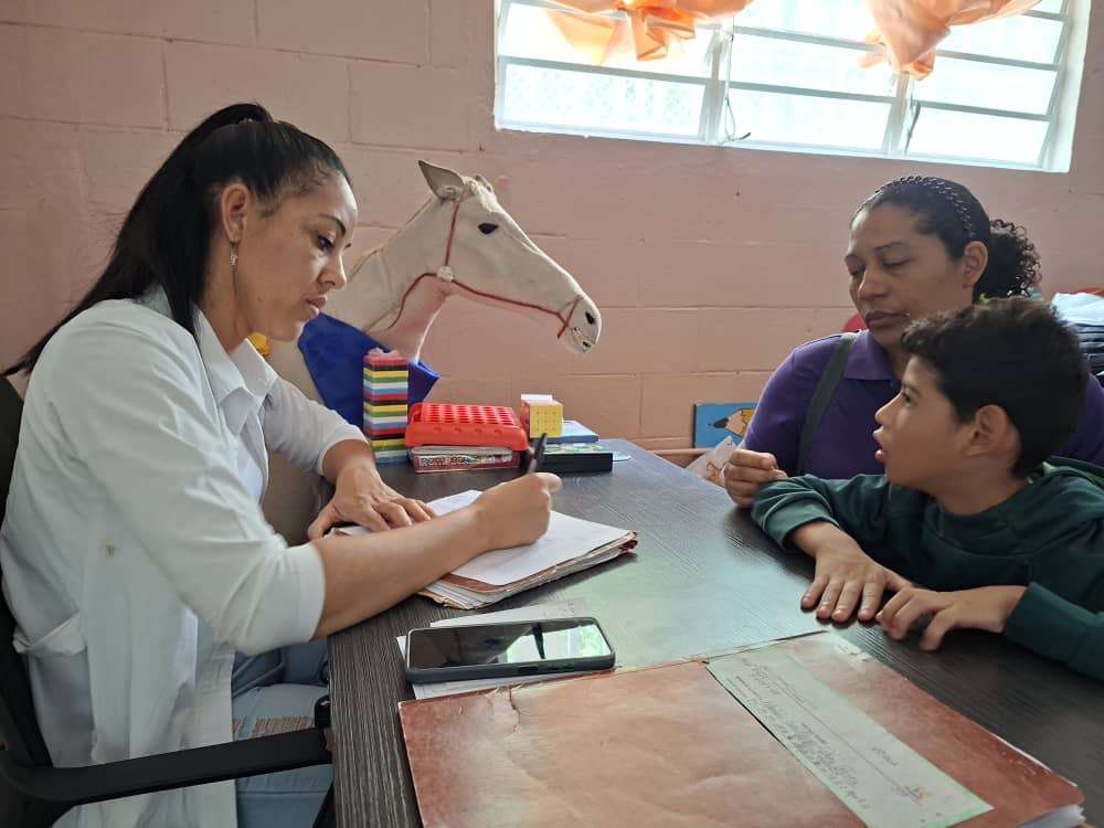 Jornada médica atiende a niños con parálisis cerebral en Turmero