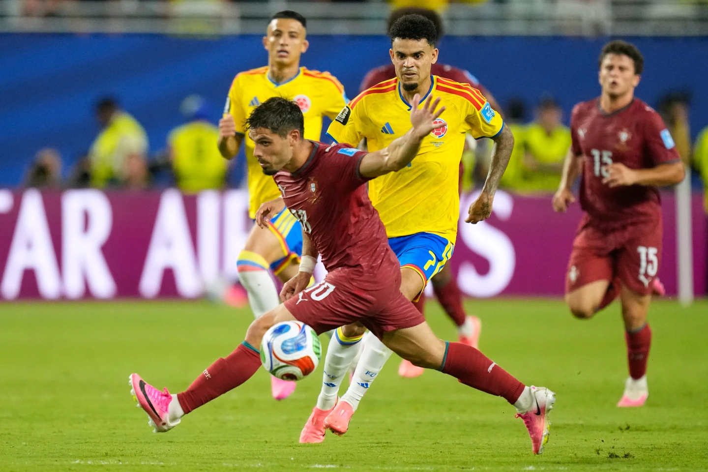 Colombia primera de su grupo al empatar con Portugal
