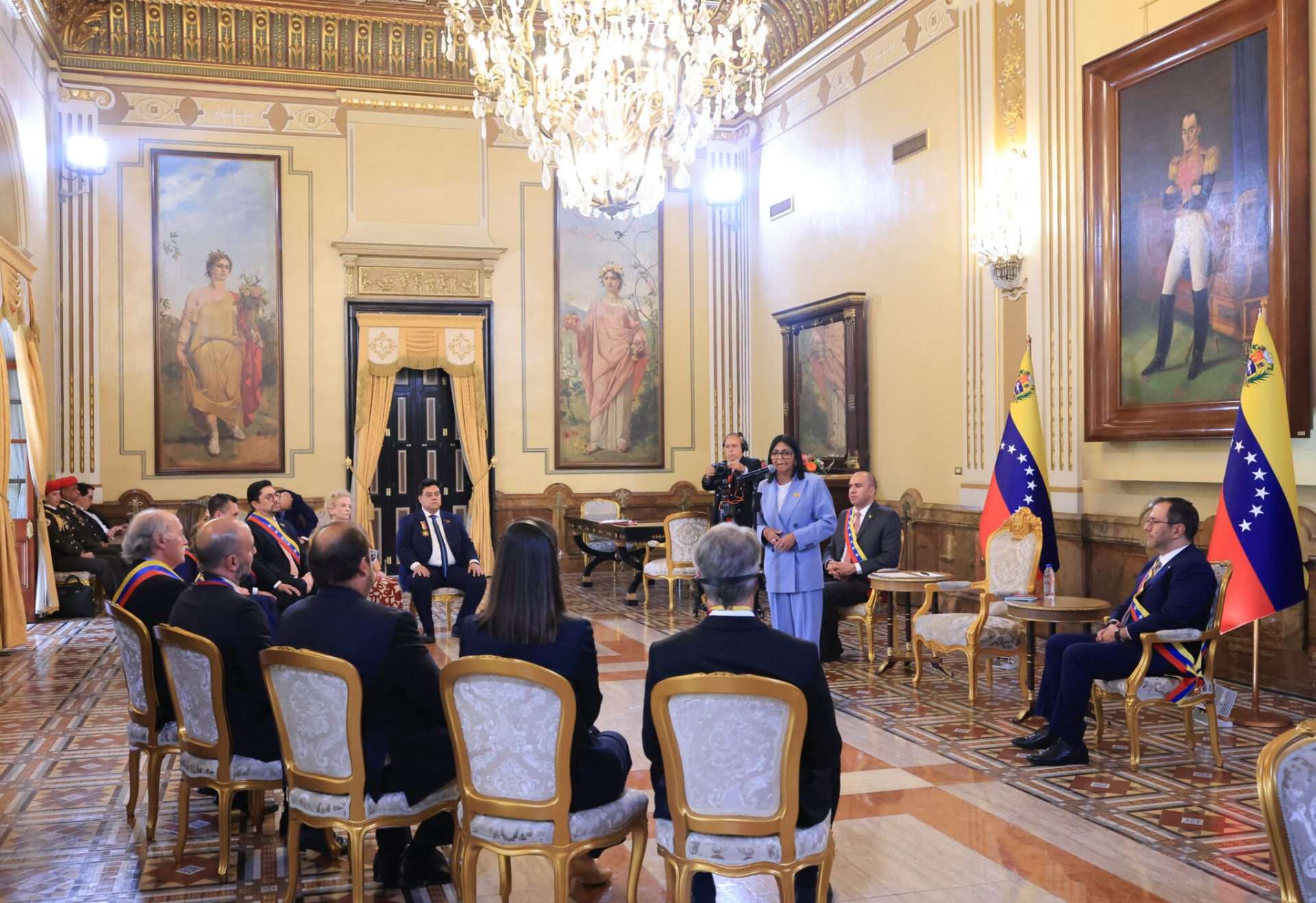 Presidenta (E) Delcy Rodríguez condecora al equipo defensor de la Guayana Esequiba
