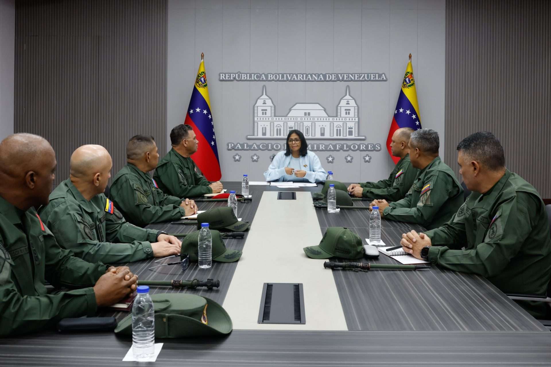 Presidenta (e) Delcy Rodríguez lidera reunión con el alto mando militar