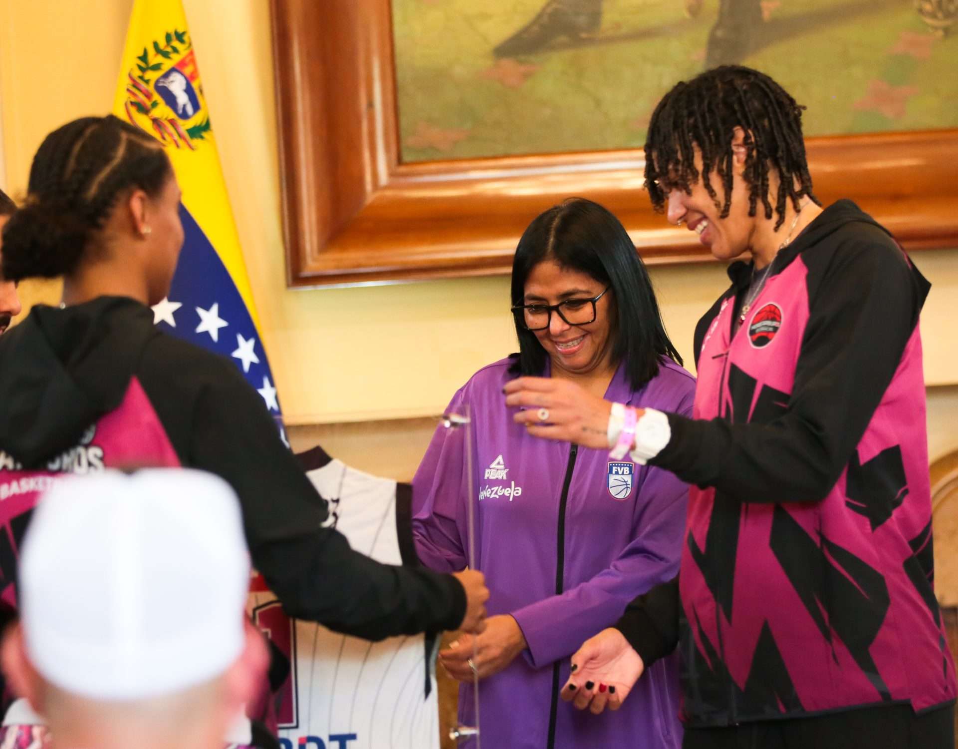 Delcy Rodríguez condecora a campeonas y campeones del baloncesto