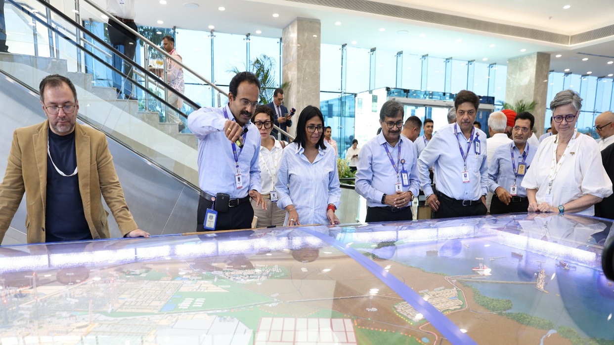 Delcy Rodríguez visita megacomplejo energético de Jamnagar en la India