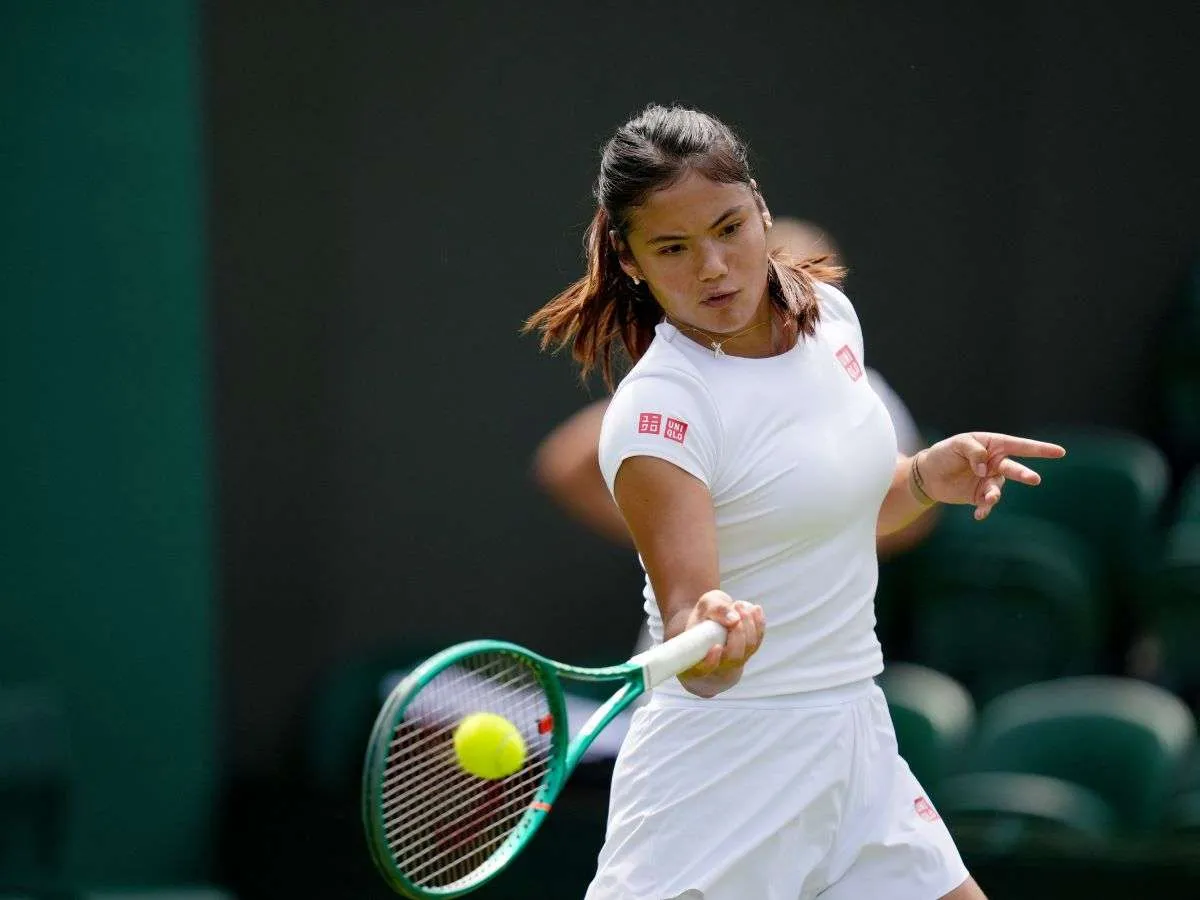 Emma Raducanu se retiró de Wimbledon por fractura
