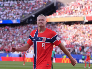Haaland debuta en el Mundial con doblete y asistencia