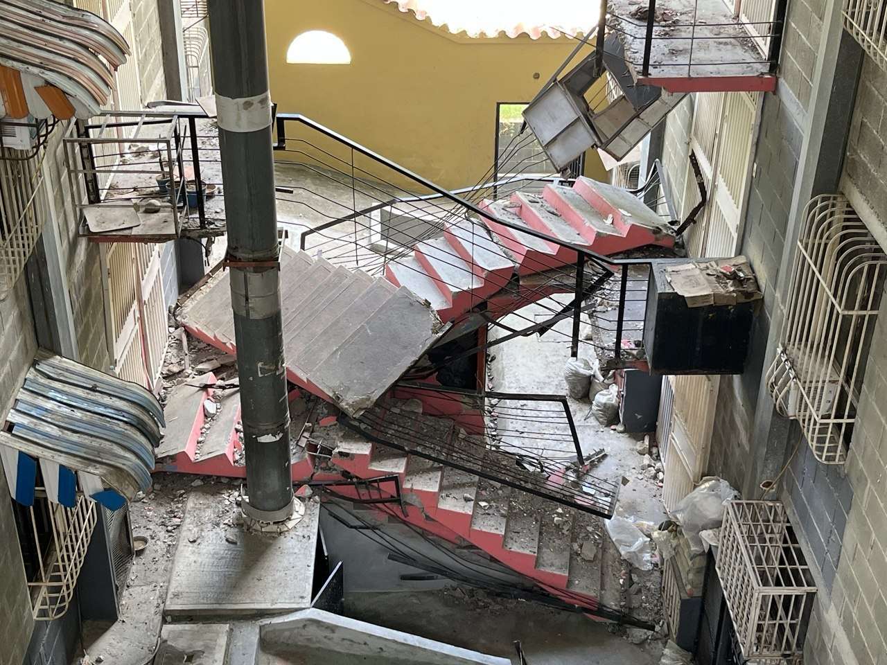 Colapso de escaleras por sismo dejó 85 familias afectadas en Guatire