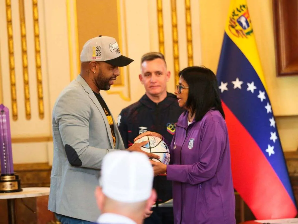 Delcy Rodríguez premió al baloncesto nacional